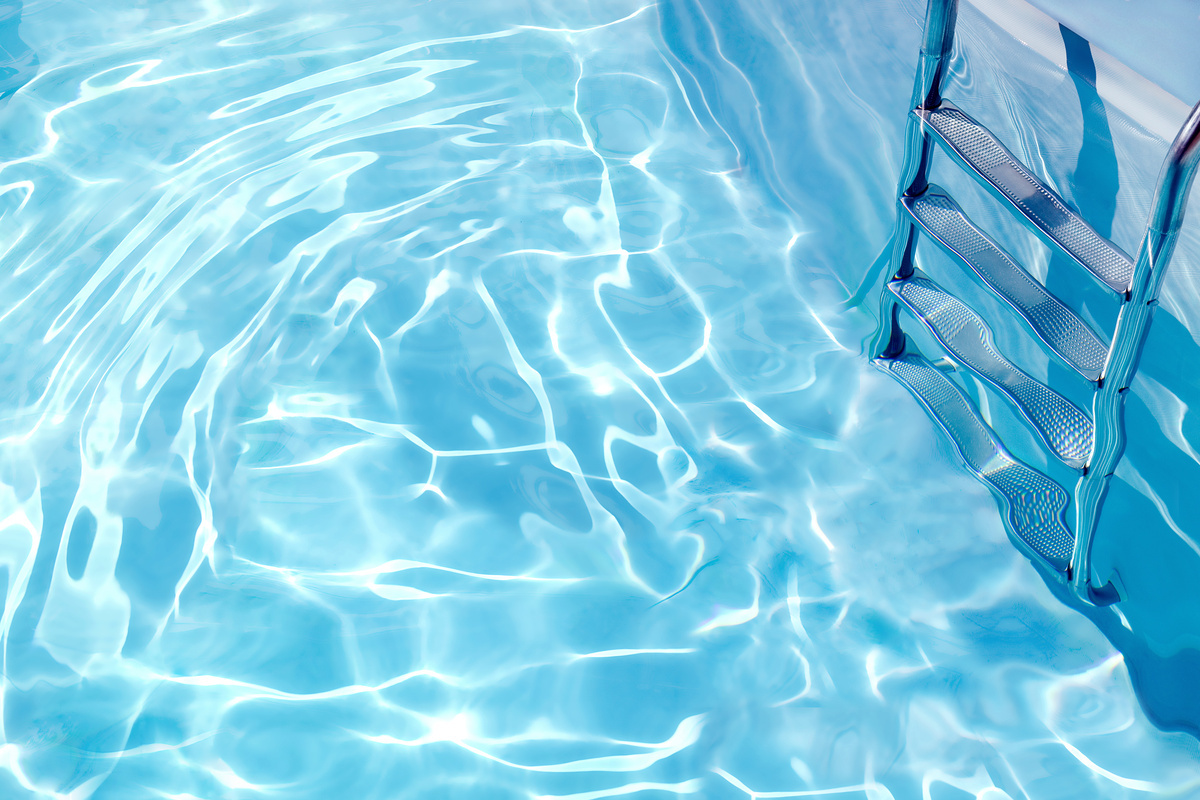 piscine avec échelle éclairée par le soleil