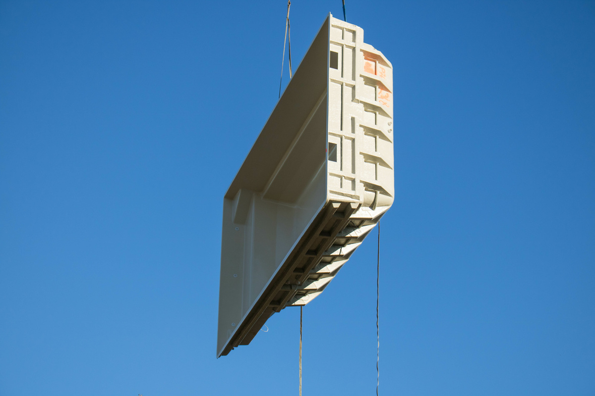 coque de piscine transportée par une grue