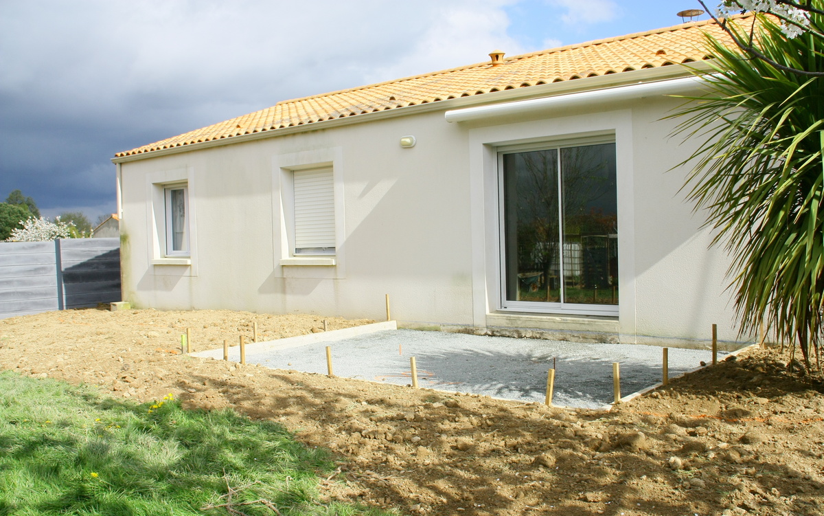 chantier de terrassement devant une maison